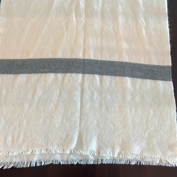 Vince Camuto blanket scarf - Picture 5 of 5